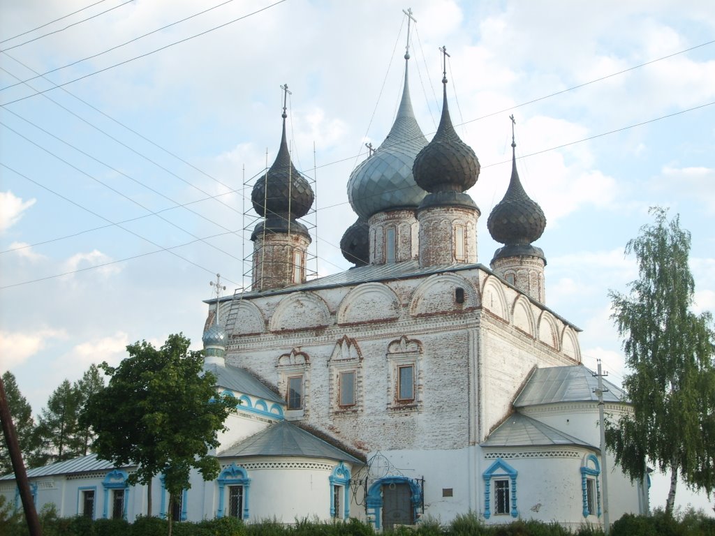 Воскресенский храм Луха.