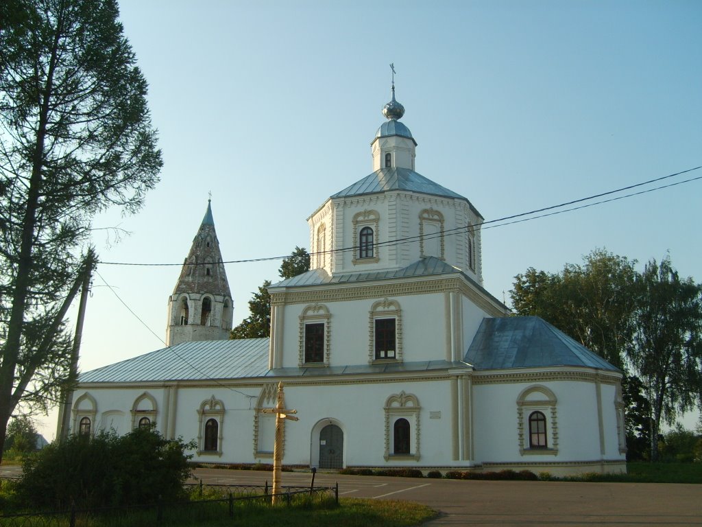 Успенская церковь в Лухе.