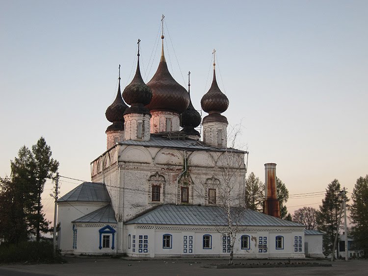 Воскресенская церковь города Лух.