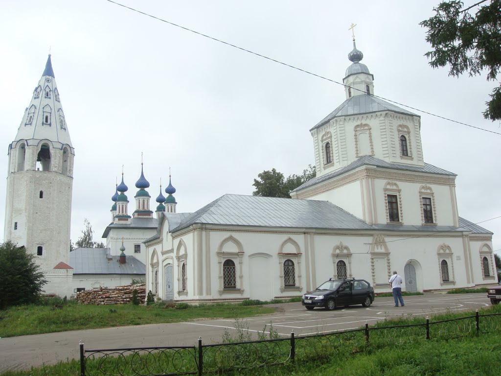 Троицкий и Успенский храмы в Лухе.