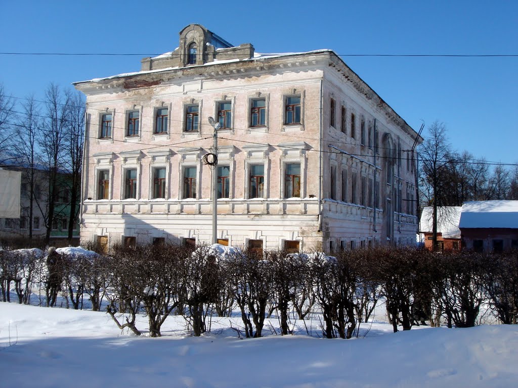 Пустующее здание самой старой школы в г.Родники