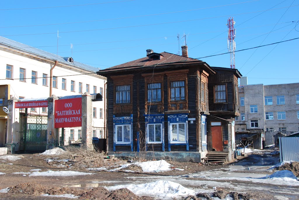 Рассыпающийся красивый деревянный дом в Тейково.