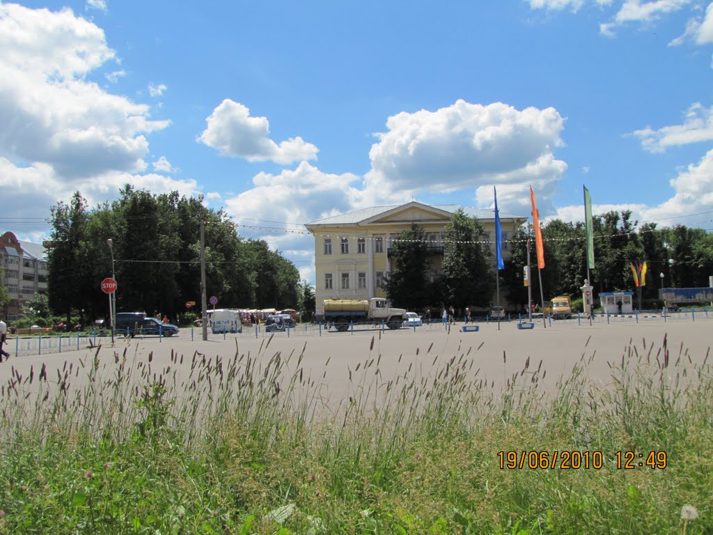 Трава на площади