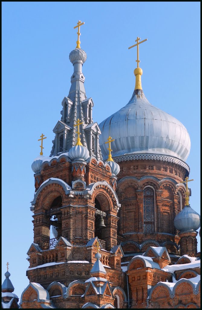 Колокольня и центральный купол храма иконы Божией Матери "Всех Скорбящих Радость.