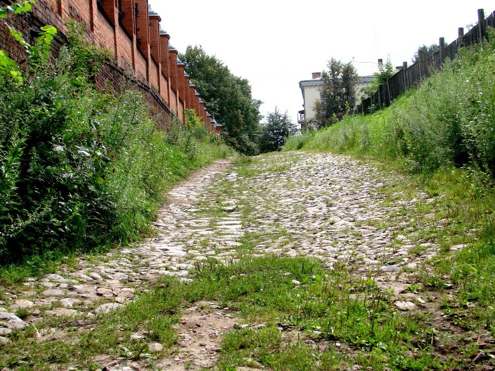Спуск к реке от Воскресенского собора.