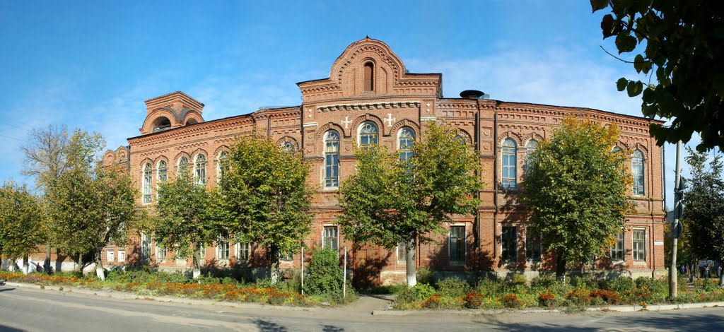 Южа. Бывшая богодельня построенная фабрикантом А.Я. Балиным (27.09.2005 года)