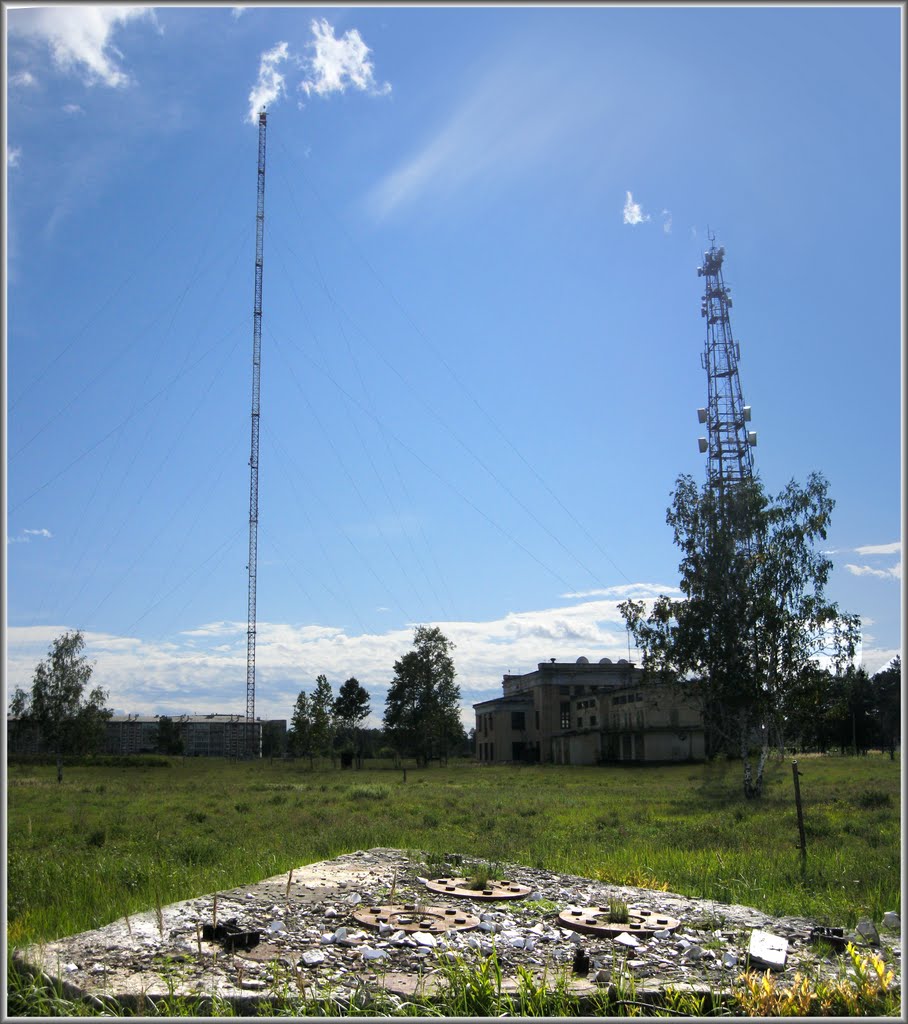 Основание рухнувшей радиомачты.  The Base  of the Fallen Radio Mast.