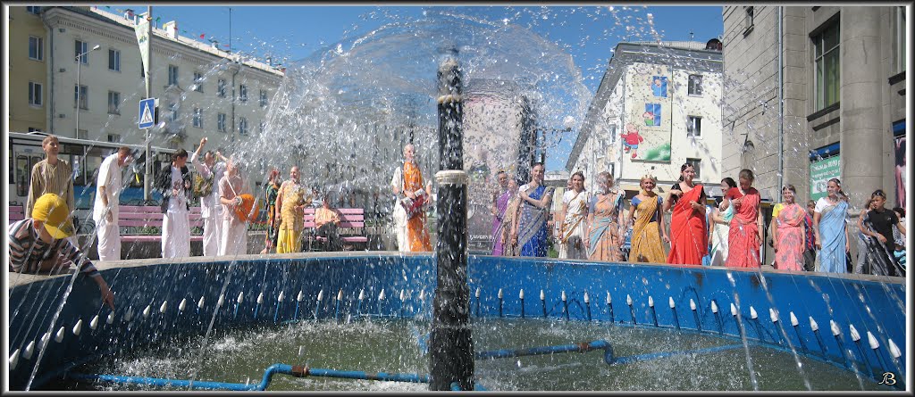 Кришнаиты у фонтана  Hare Krishnas at the Fountain