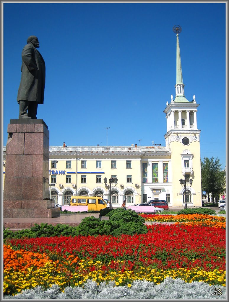 Lenin Square  Памятник Ленину + цветы