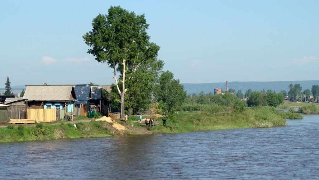 Houses on the river. - Нижнеудинск. Домики на берегу реки.