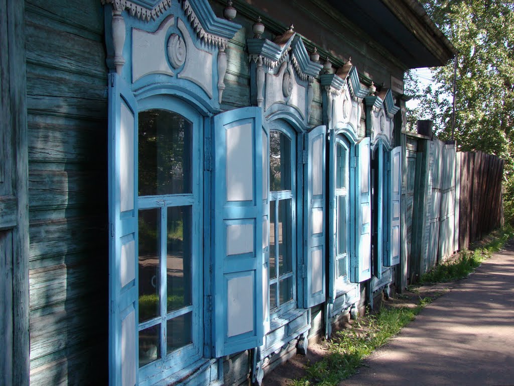Дом со ставенками на улице Коммунистической
