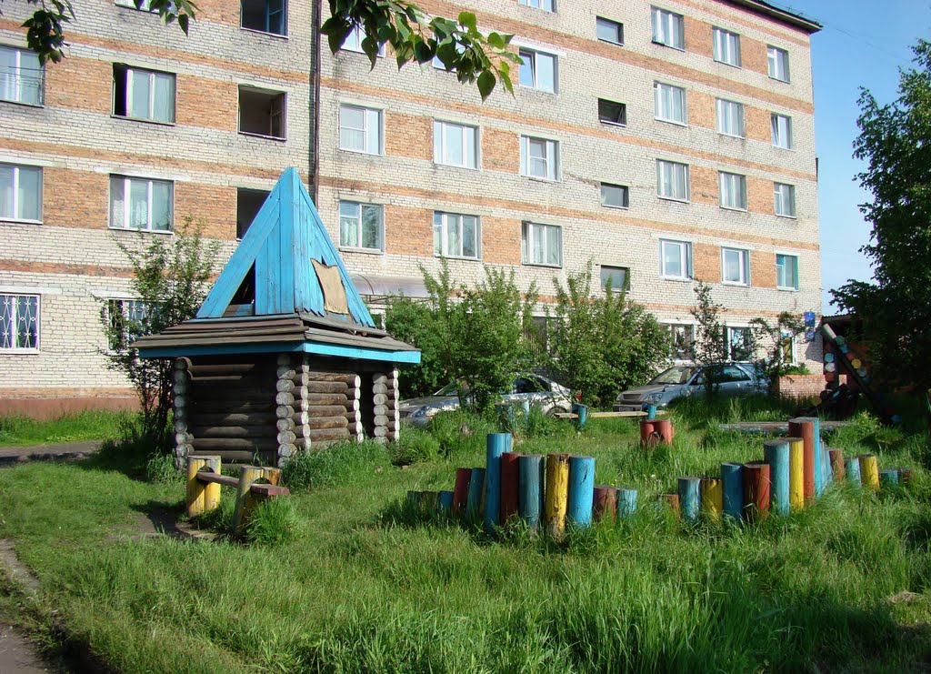 Нижнеудинск. Детская площадка на ул. Ленина