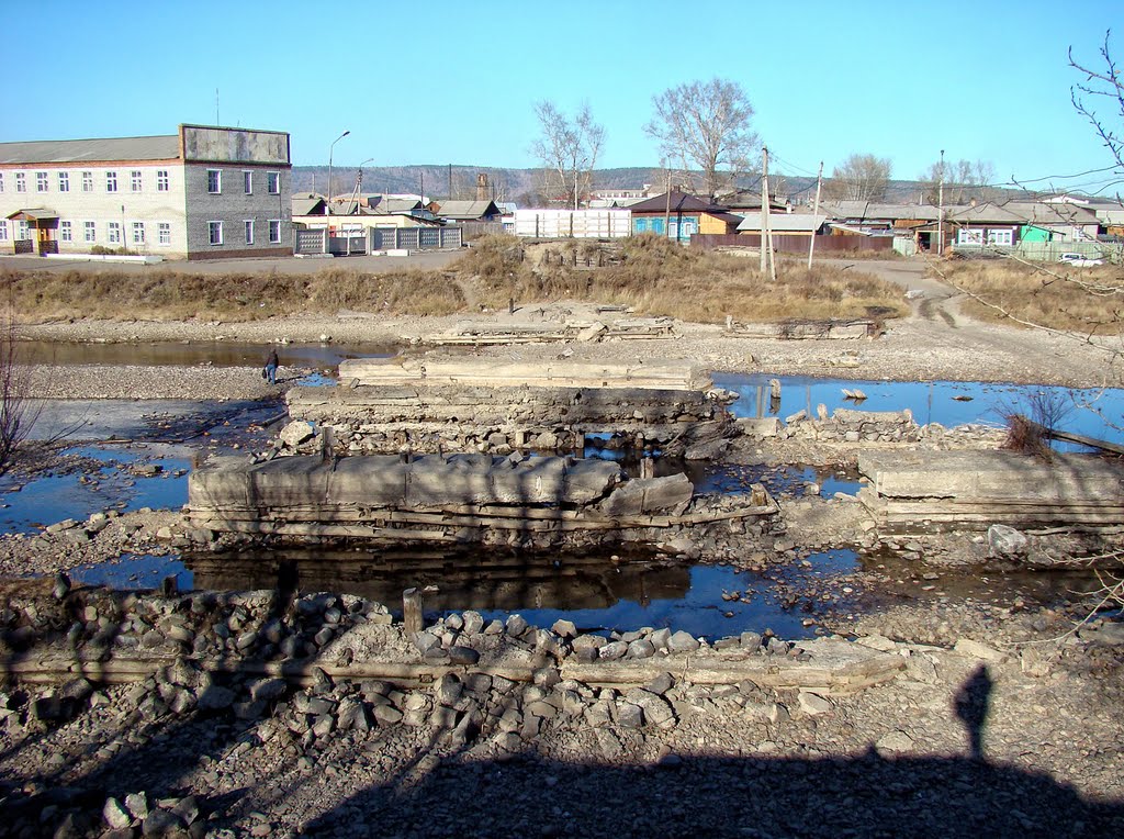 Руины старого моста.