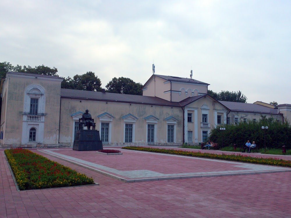 Нальчик. Памятник Али Шогенцукову у драмтеатра