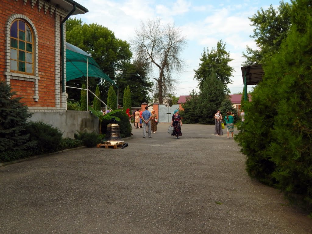 Ст. Александровская, Кабардино-Балкарская Республика, у храма.
