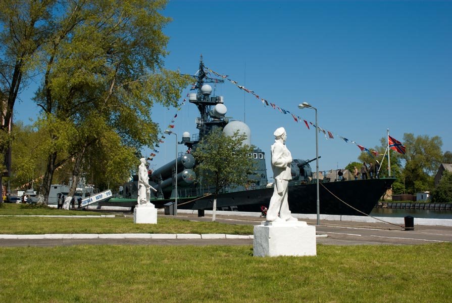 Фрагмент мемориала "Балтийская слава" и ракетный катер Р187 / Fragment of the memorial "the Baltic glory" and the missile boat R187 (09/05/2008)
