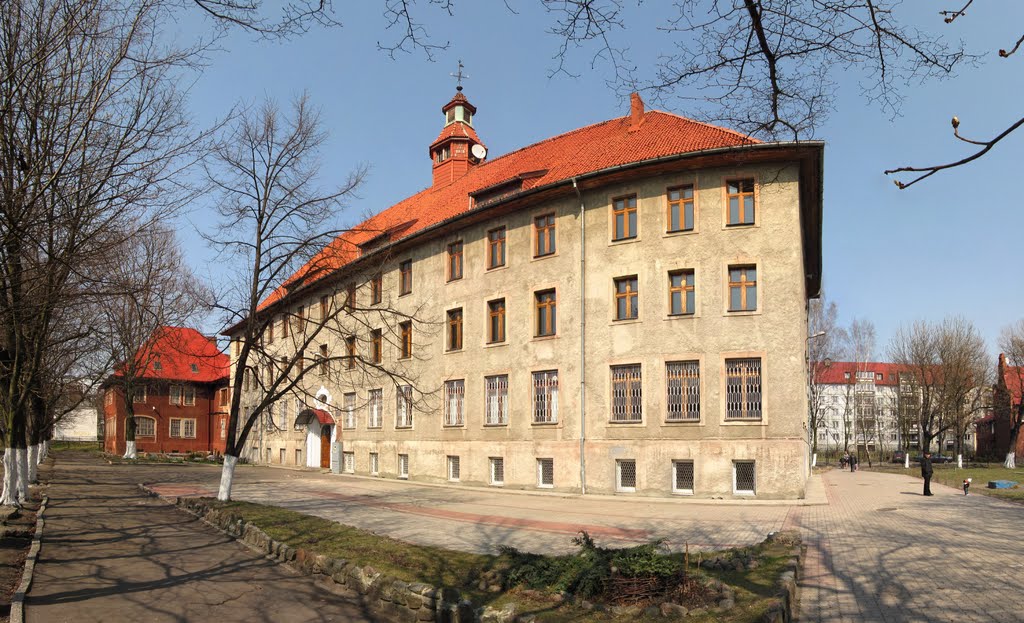 Средняя школа №1 в Балтийске. Панорама из 11 кадров.