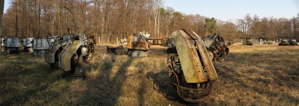 Списанное корабельное вооружение на военном складе в Балтийске.