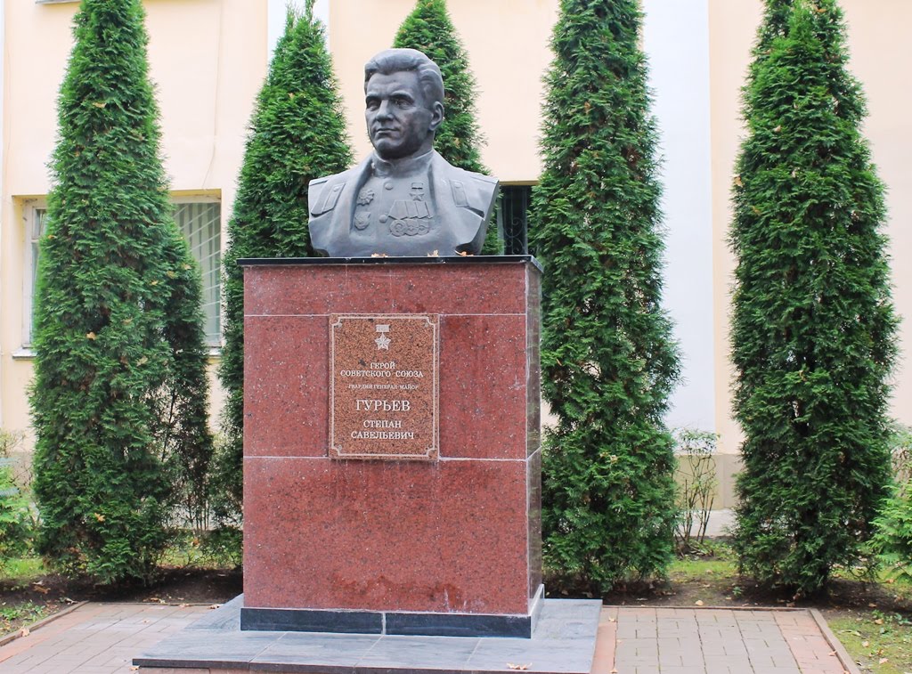 памятник Гурьеву.