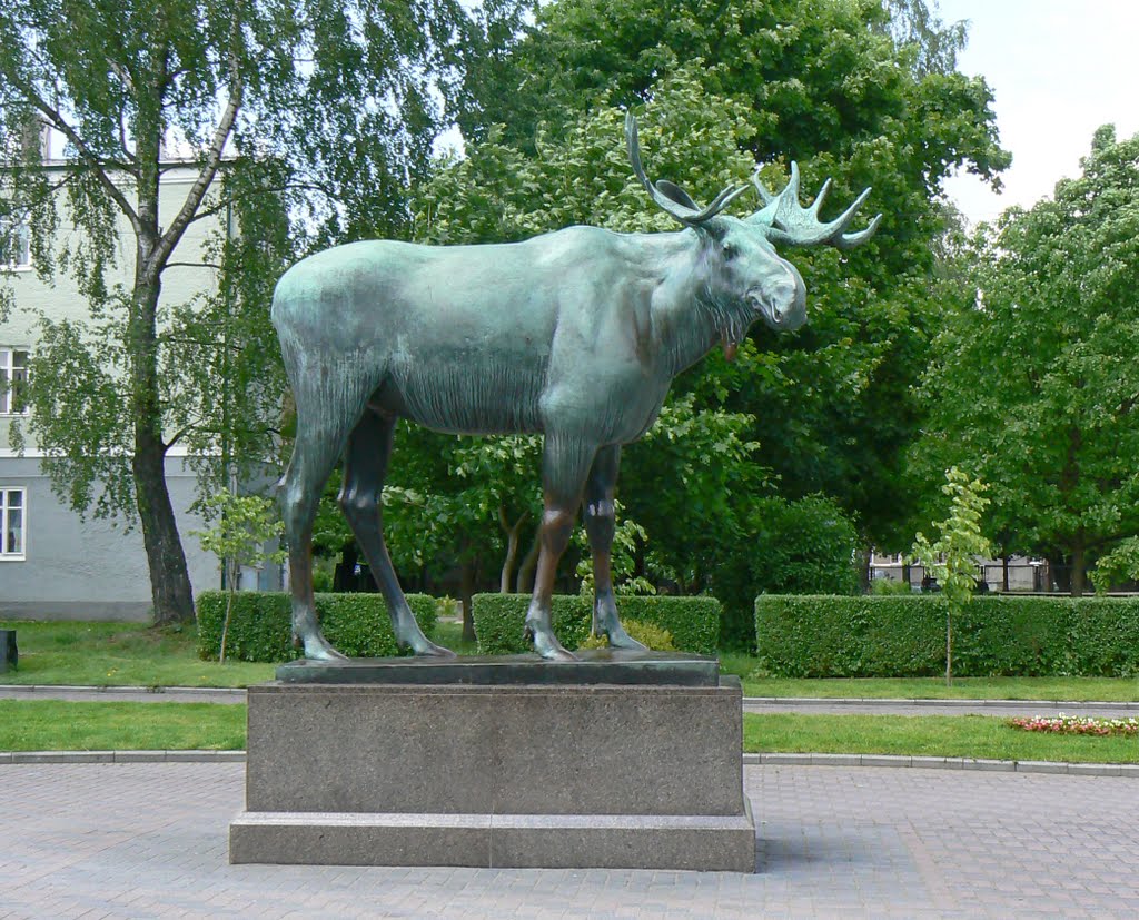 Гусев (Gumbinnen, Gumbinė). Статуя лося - символа города. An alk is a symbol of a town and East Prussian area