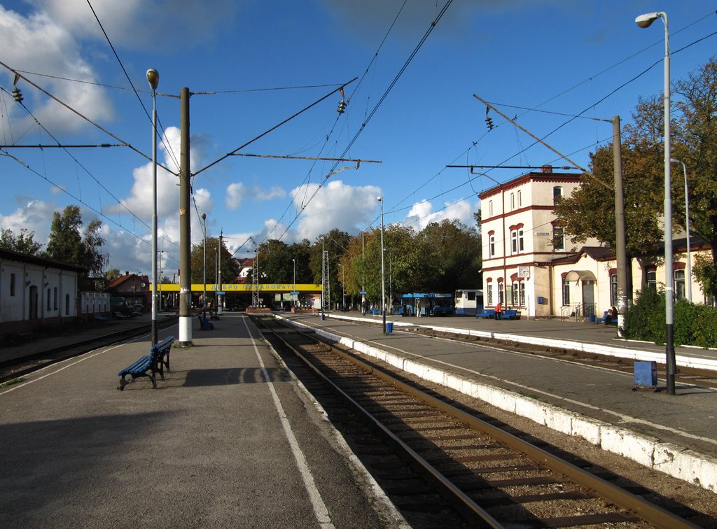 На перроне железнодорожного вокзала в Зеленградске.