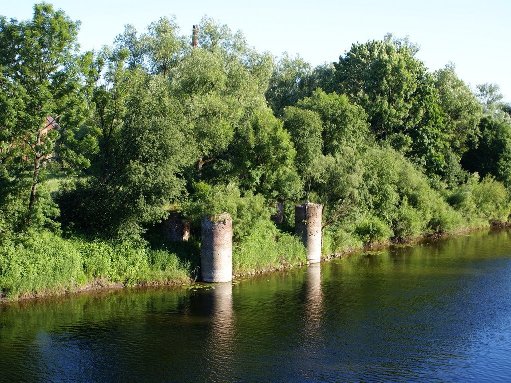 Остатки крана на реке Лава