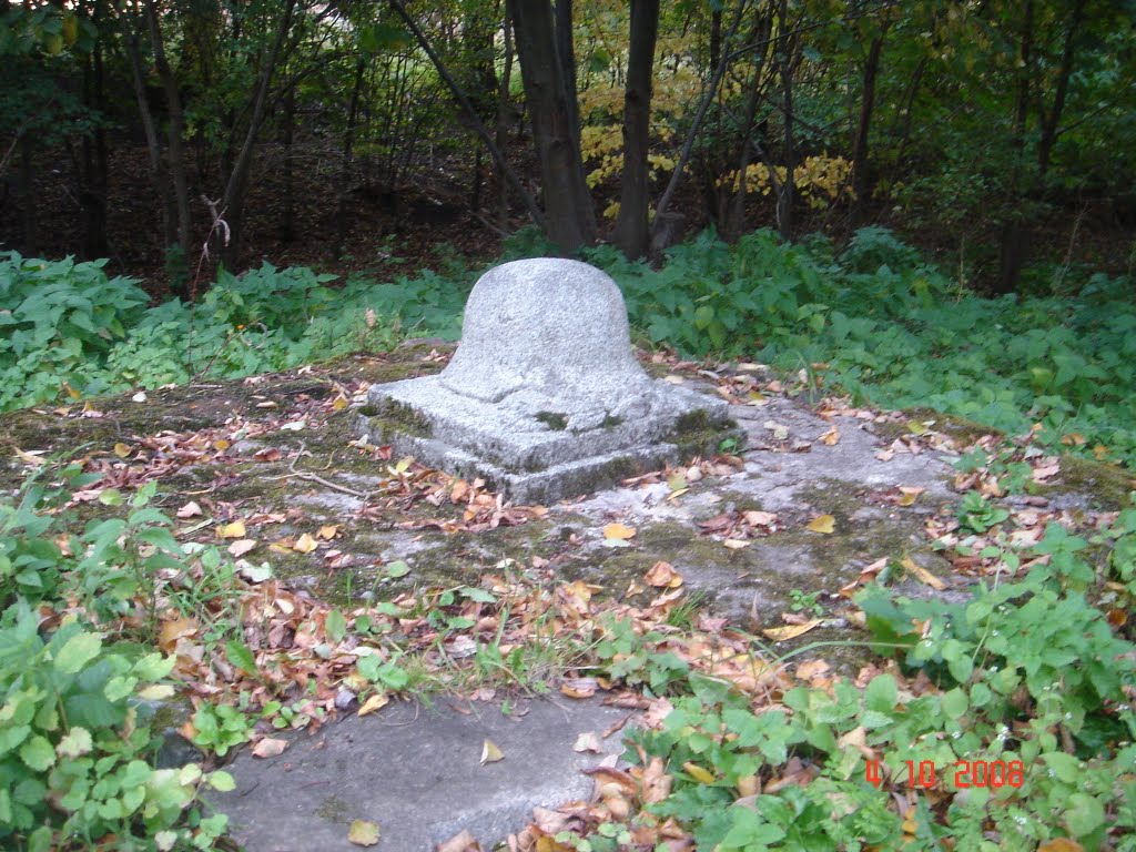 Большая поляна-Paterswalde. Остатки немецкого памятника у кирхи.