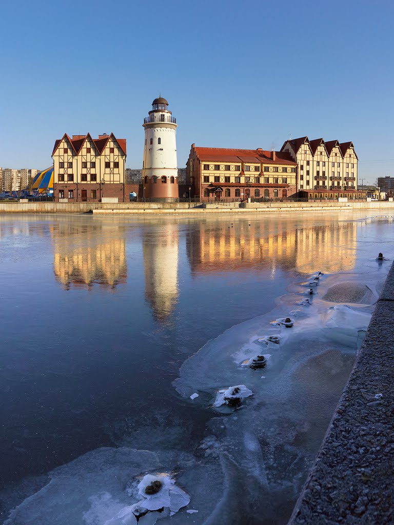#12 Freezing Pregolya river in Kaliningrad. – Первый лёд на реке Преголе и гостиница Шкиперская в Рыбной деревне в Калининграде.