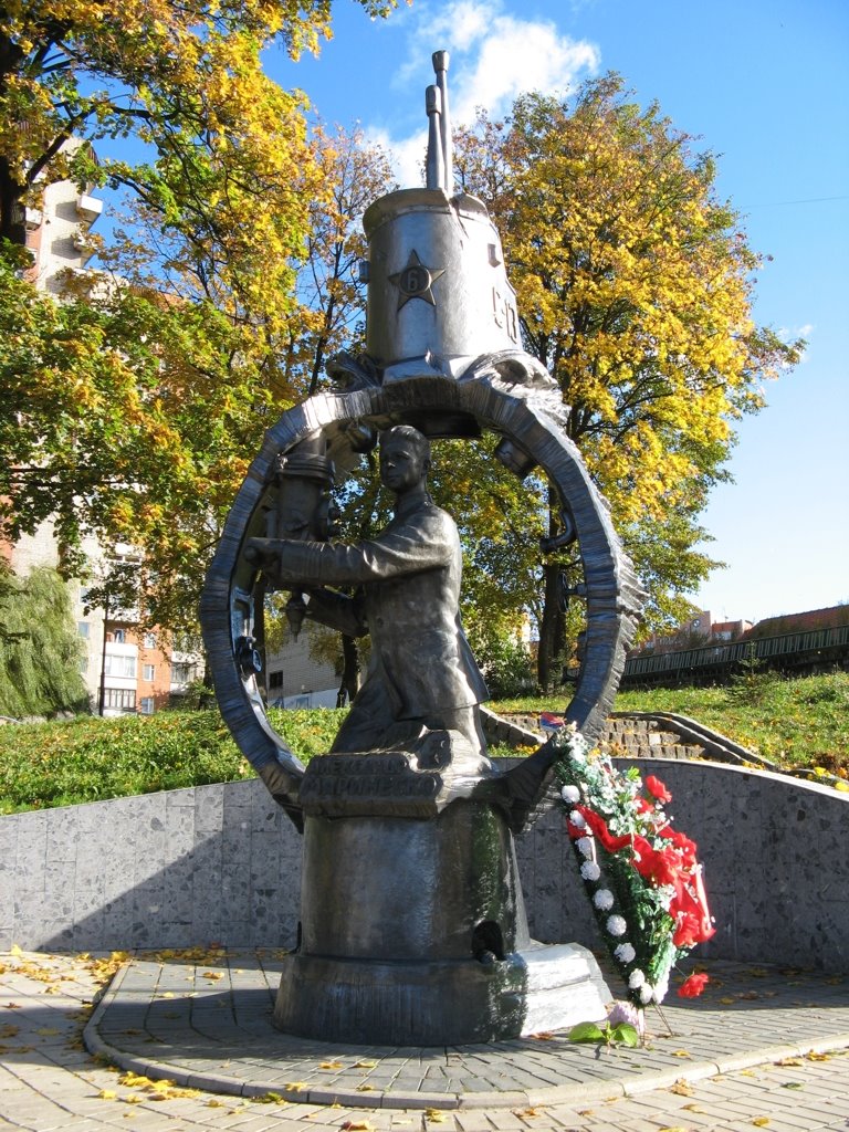 Памятник подводнику Александру Маринеско на берегу пруда Нижний (ранее Schloßteich)