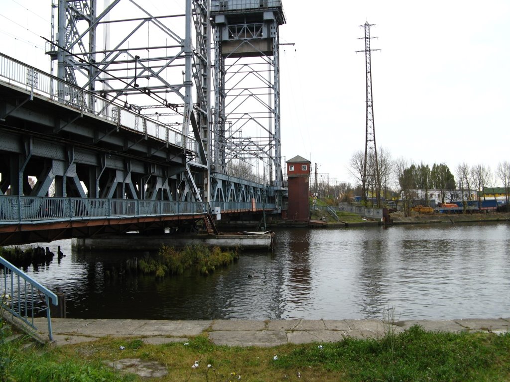 Двухярусный подъёмный мост (ранее здесь был мост Reichsbahnbrücke)