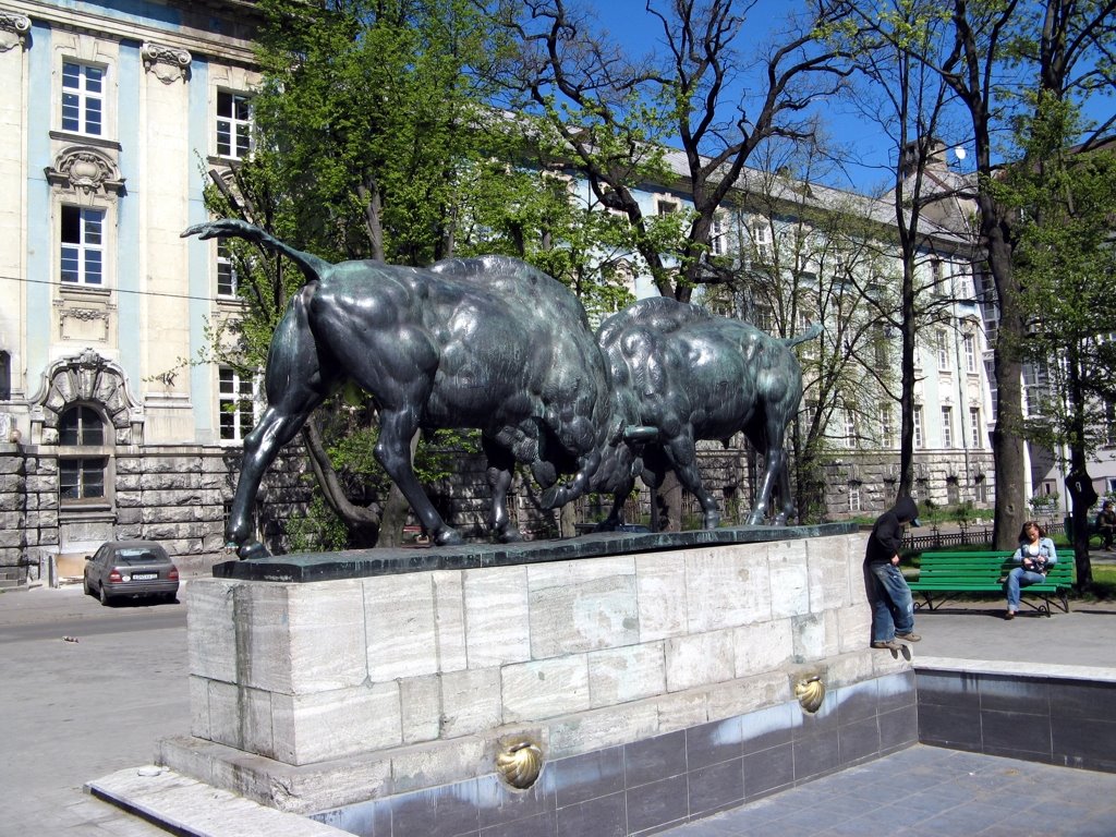 Скульптура "Борющиеся Зубры" (August Gaul, 1912 aufgestellt)