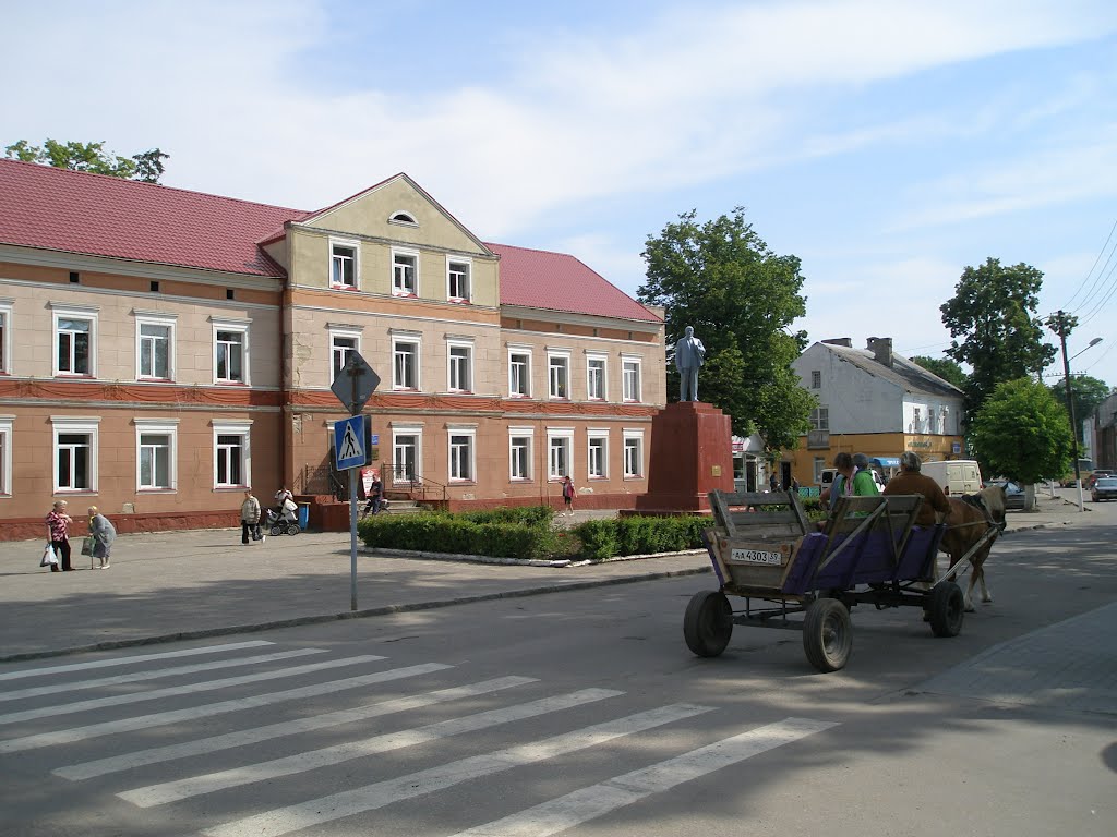 Площадь, памятник гр. Ленину