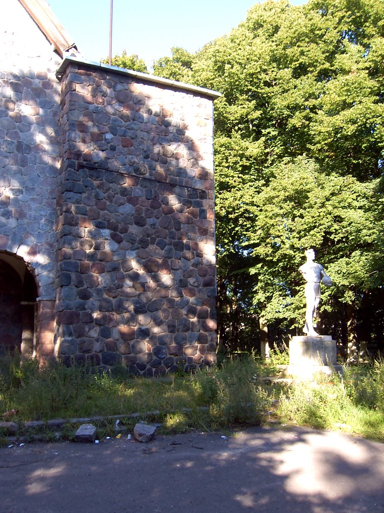 Спортзал, Gym and statue