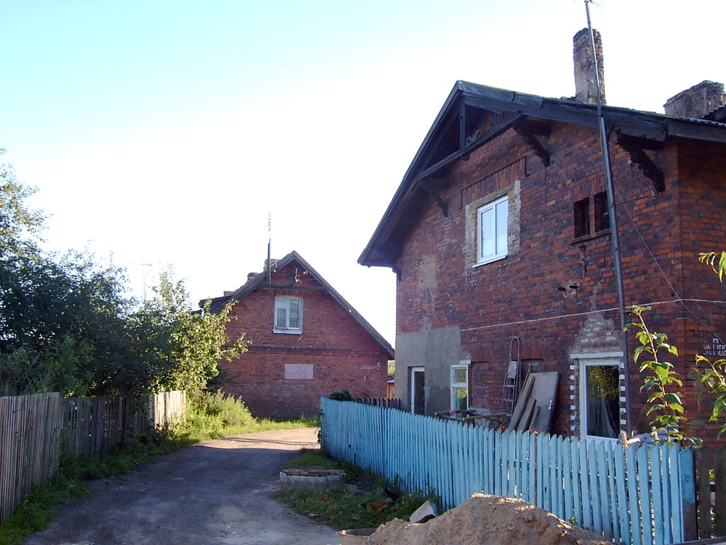 Красные дома, Red houses