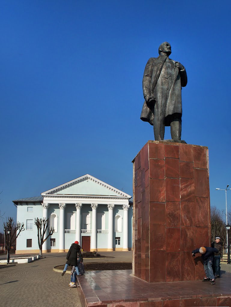 Памятник Ленину в городе Светлый на центральной площади.