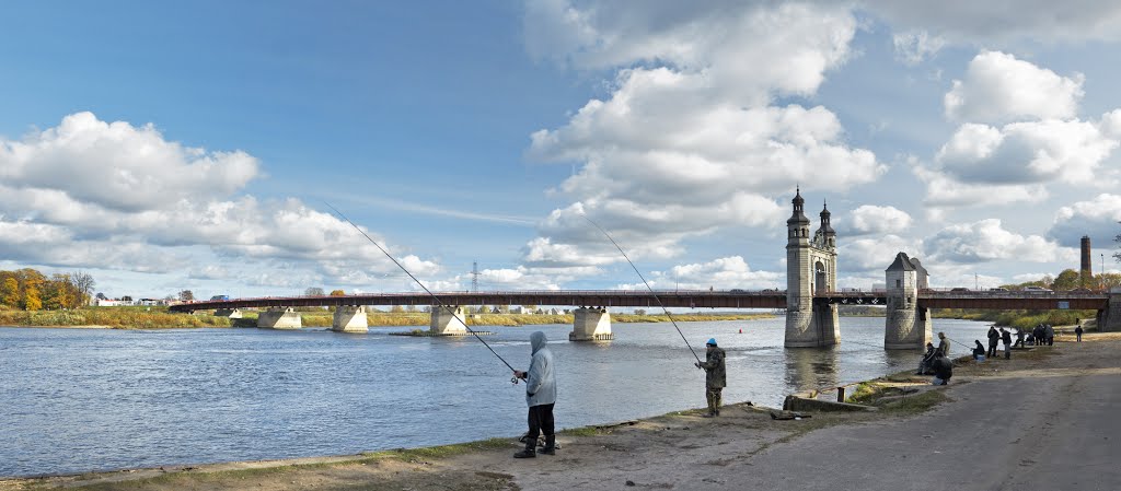 Рыбаки и мост Королевы Луизы в Советске.