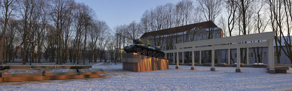 Т-34 на постаменте. Братская могила советсих воинов в Советске.