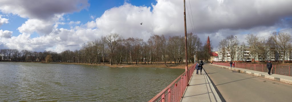 На мосту через Городской пруд в Советске.