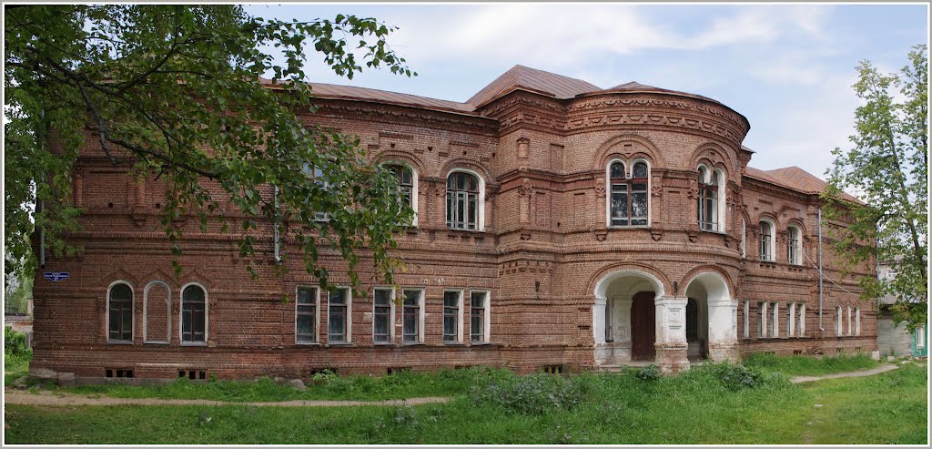 Бежецк. Старое здание. 08.2012.