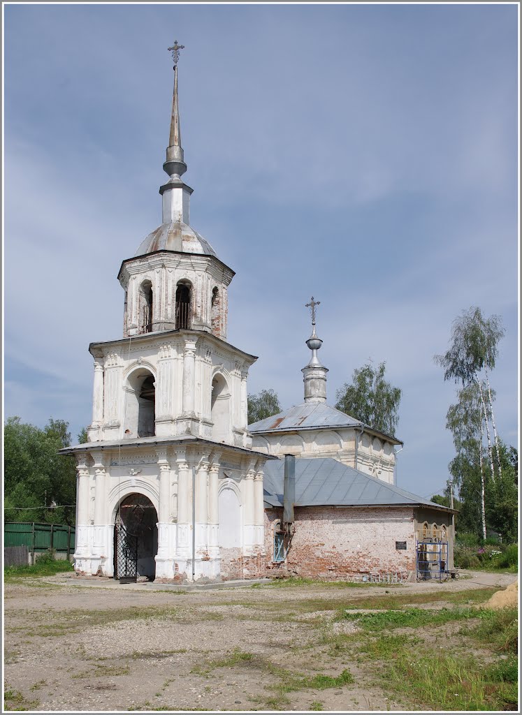 Бежецк. Крестовоздвиженская церковь. 08.2012.