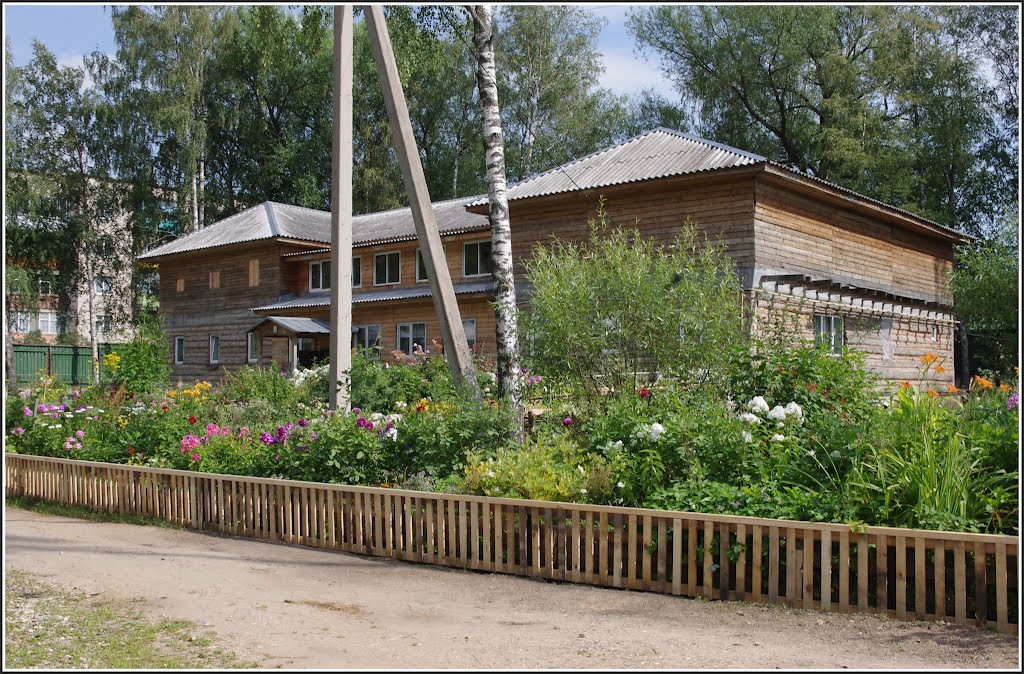 Бежецк. Монастырская постройка при Крестовоздвиженской церкви. 08.2012.