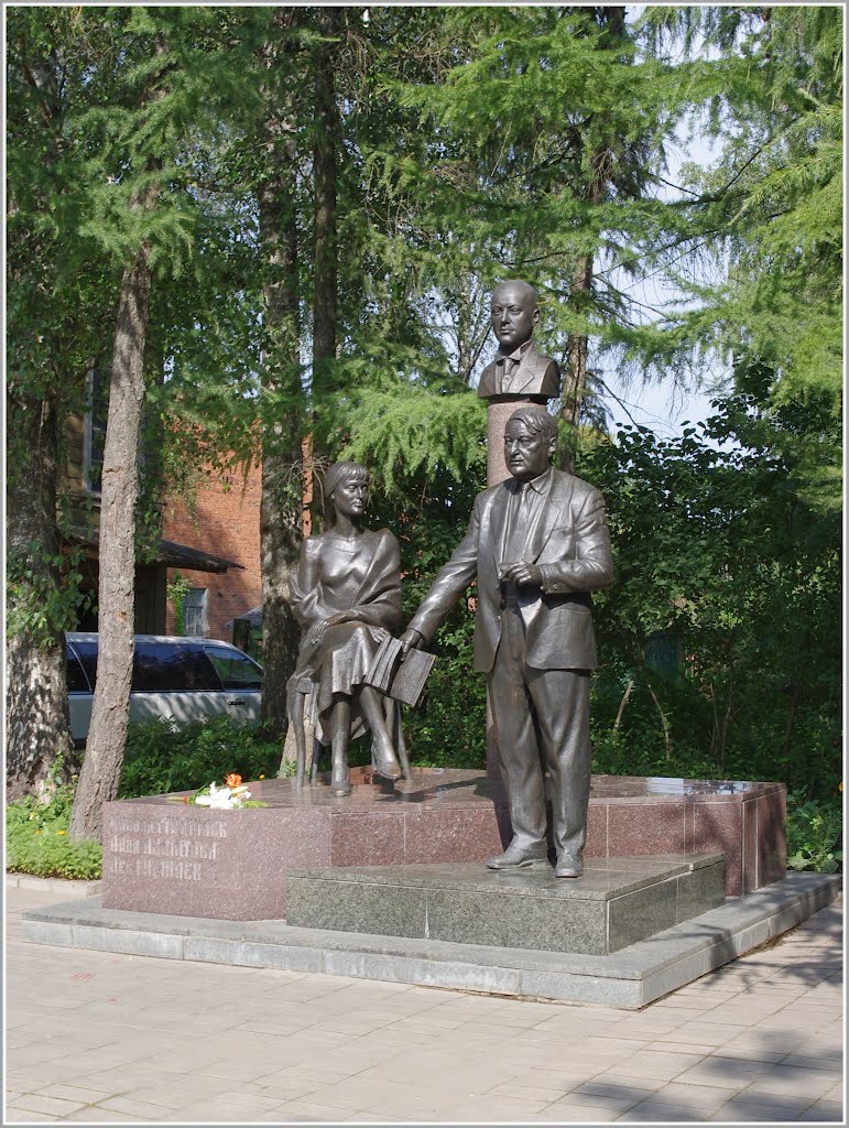 Бежецк. Памятник Н.Гумилеву, А.Ахматовой, Л.Гумилеву. 08.2012.