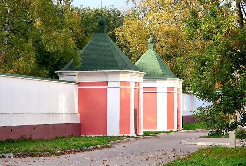 Древние стены Женского монастыря