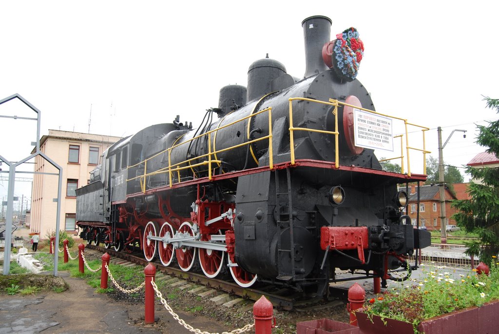 Паровоз-памятник Эу706-10, ст. Бологое-Московское,04.08.2008 г.