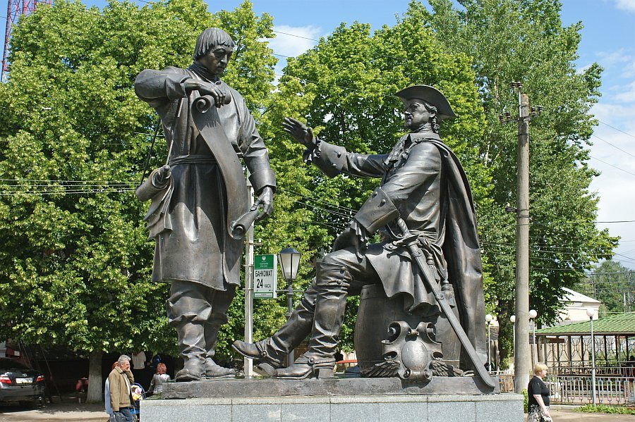 памятник Петру 1 и Михаилу Сердюкову