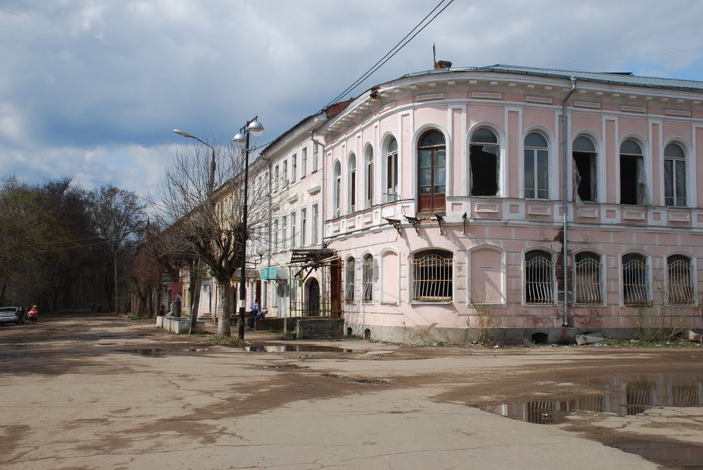 Вышний Волочёк. Каменный дом на углу ул. Вагжанова и Ванчаковой линии