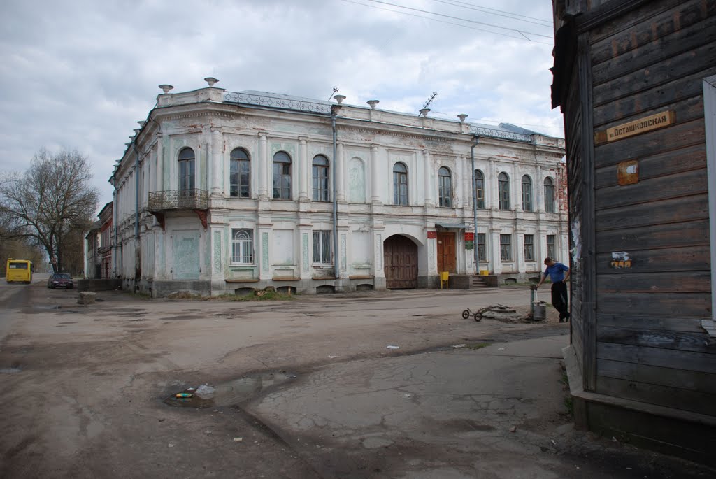 Вышний Волочёк. Старинный дом на углу Осташковской ул. и Тургеневского пер.