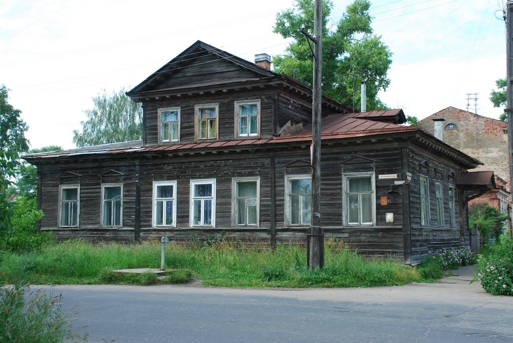 Вышний Волочёк. Старый деревянный дом на углу улиц Подбельского и Осташковской