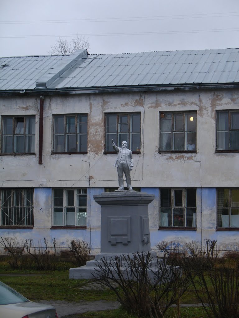 Карликовый Ленин в Вышнем Волочке