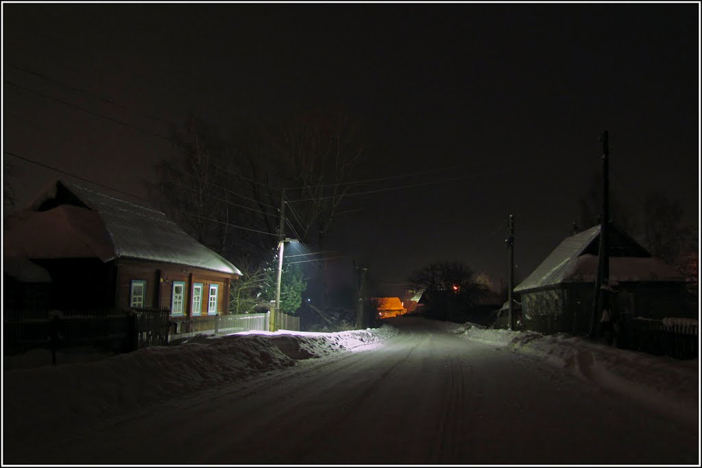 Когда дают свет в городе , светят фонари на маленьких улочках.